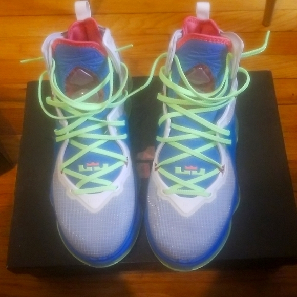 Lebron XIX - Picture 5 of 12